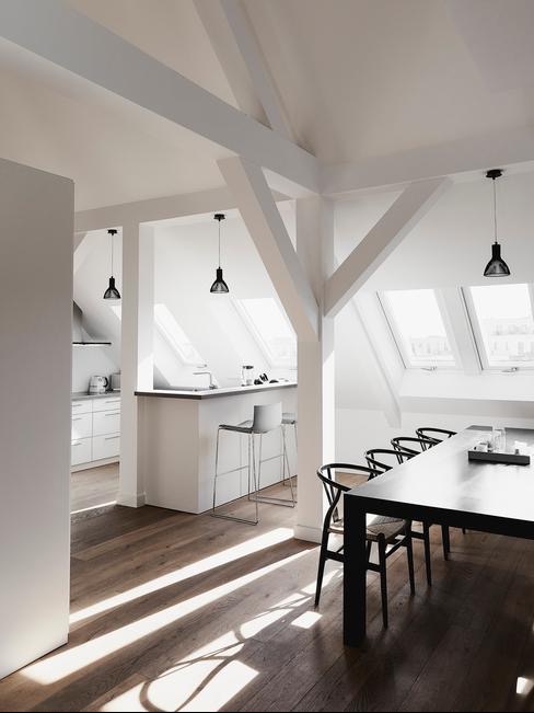 Aranżacja zapuszczonego poddasza.