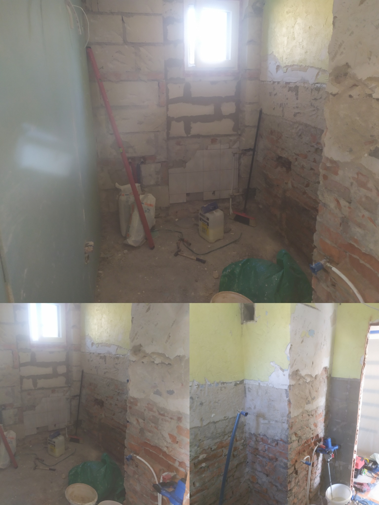 Łazienka w trakcie demontażu: odsłonięte cegły, resztki płytek, worki z gruzem i narzędzia na podłodze, widoczne instalacje wodne. Ściany częściowo otynkowane, częściowo z odsłoniętą cegłą.