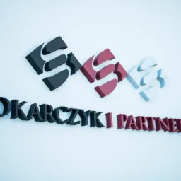Logo kancelarii Tokarczyk i Partnerzy na białej ścianie, z trzema stylizowanymi symbolami paragrafu w kolorach czarnym, bordowym i szarym.