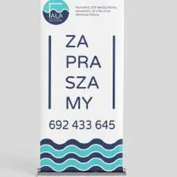 Roll-up reklamowy szkoły pływania z logo w odcieniach błękitu i hasłem 'Zapraszamy' oraz numerem telefonu.