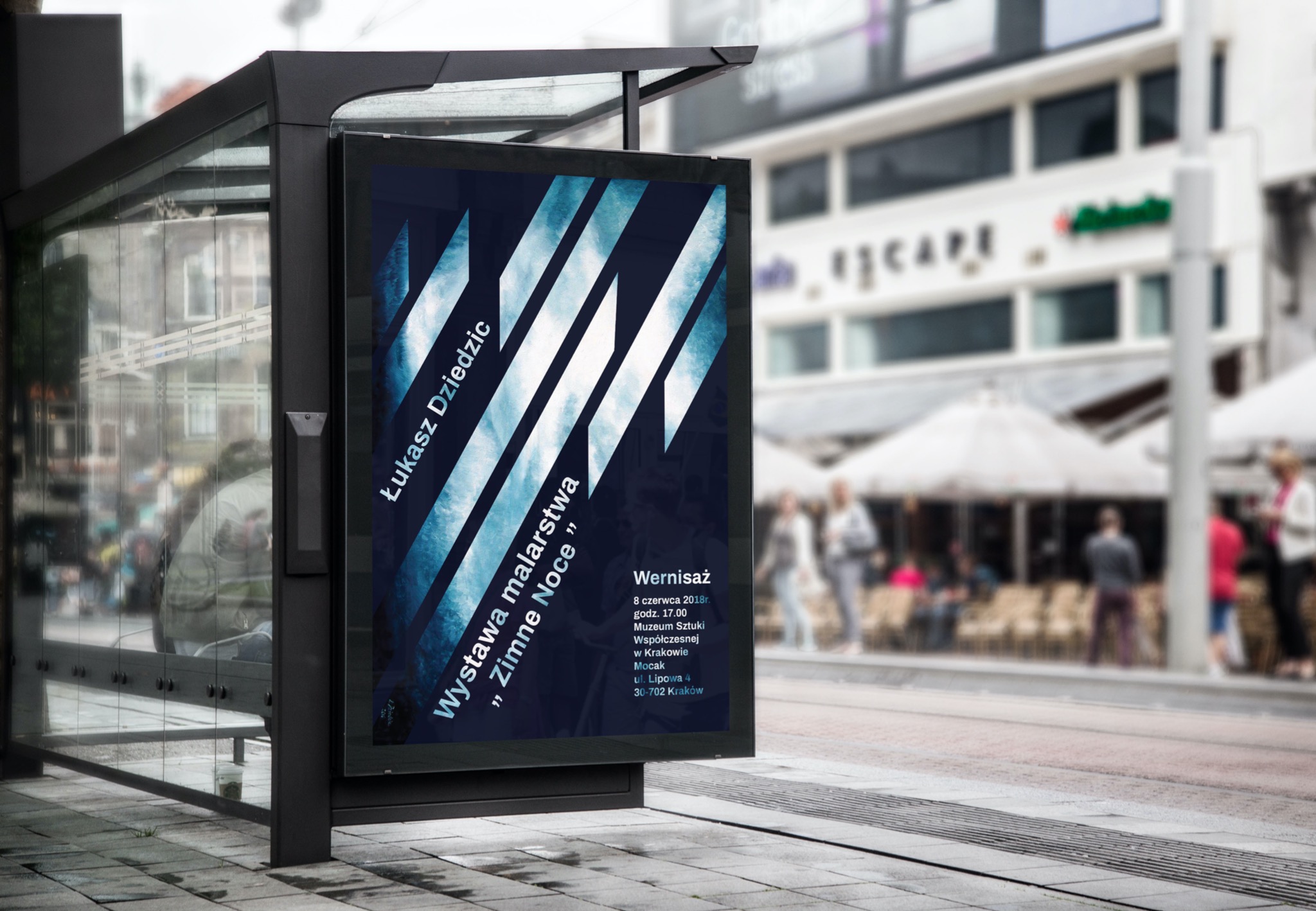 Plakat wystawy malarstwa Łukasza Dziedzica w wiacie przystankowej na tle miejskiego krajobrazu z budynkiem i kawiarnią.