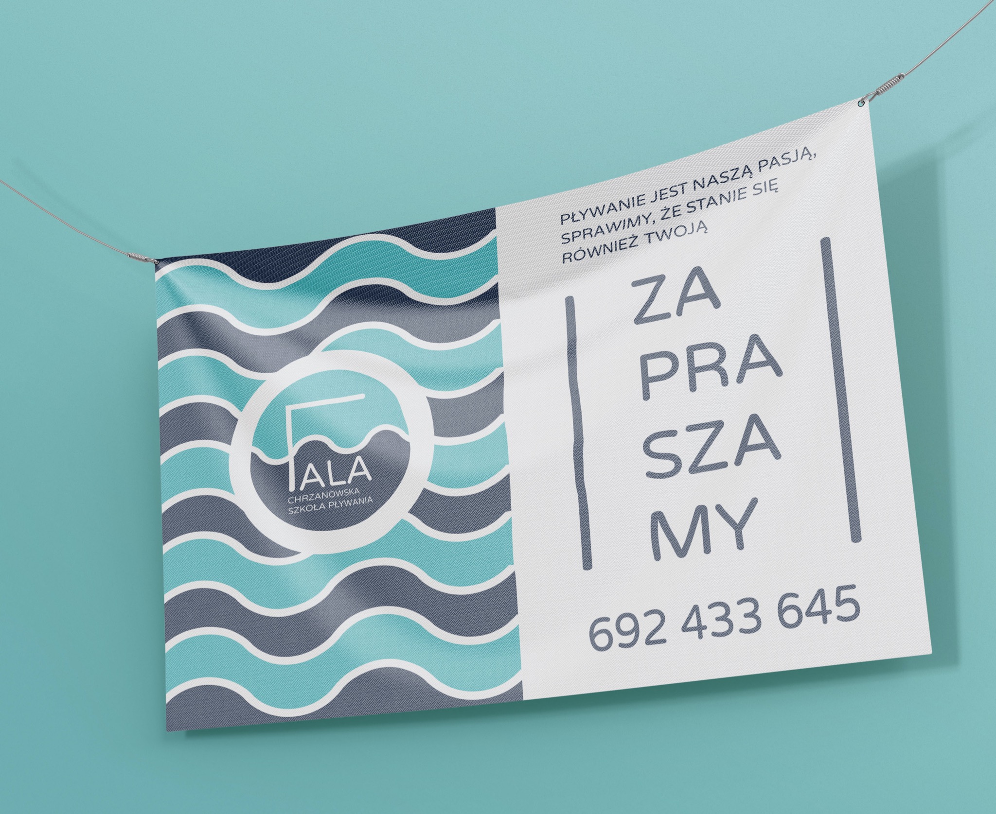 Baner reklamowy szkoły pływania z logo w kształcie fali, hasłem 'Pływanie jest naszą pasją' i zaproszeniem 'Zapraszamy' oraz numerem telefonu, zawieszony na tle turkusowej ściany.