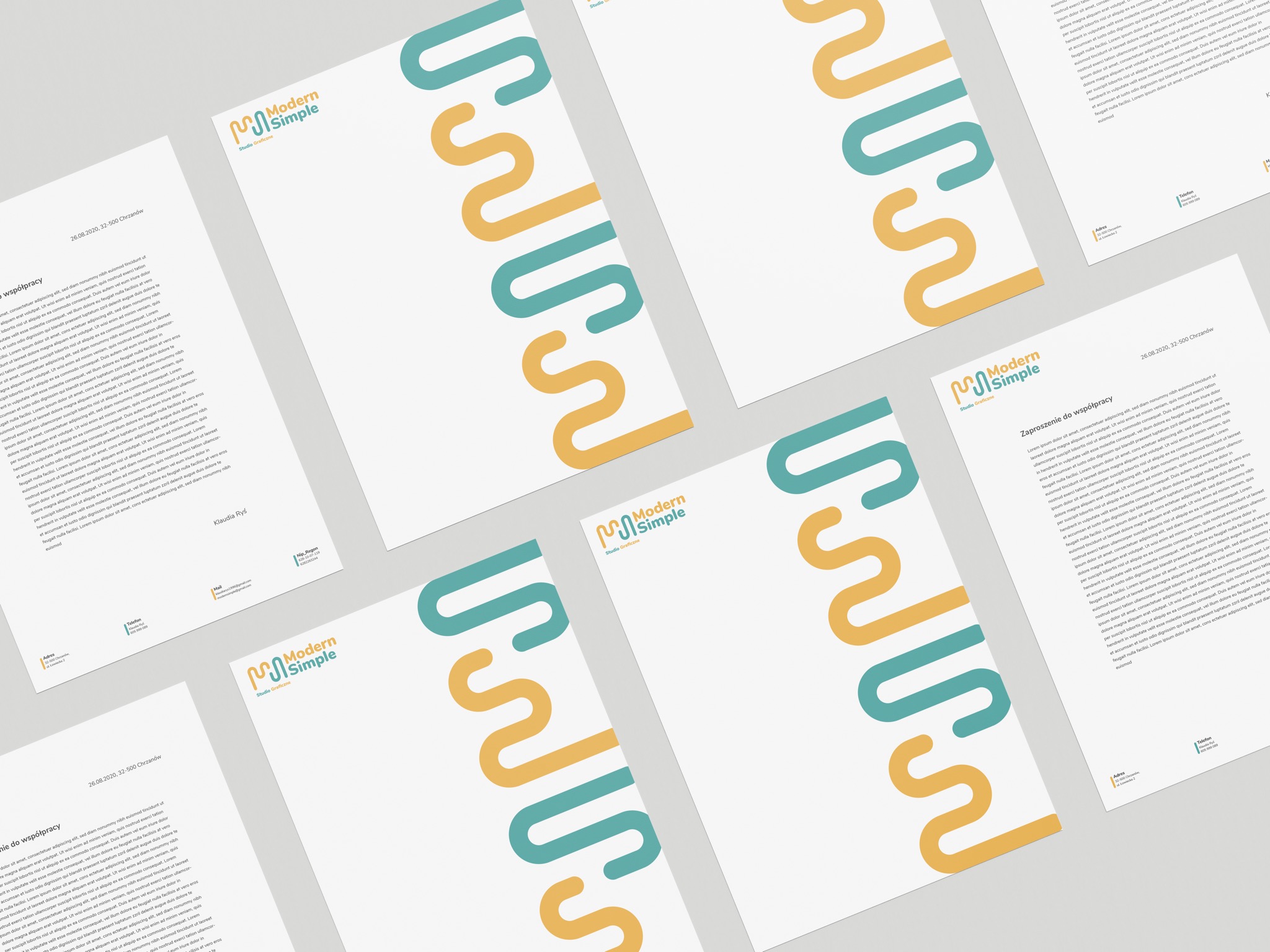 Kilka arkuszy papieru firmowego z logo 'Modern Simple' i abstrakcyjnym motywem graficznym w kolorach turkusowym i złotym, ułożone pod kątem na jasnym tle.