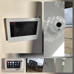 Kompozycja zdjęć: Panel sterowania Hikvision, kamera zewnętrzna Vidiline, panel sterowania Ropam Elektronik z ikonami alarmowymi, kamera zewnętrzna z widokiem na dom w budowie, czujnik ruchu w rogu...