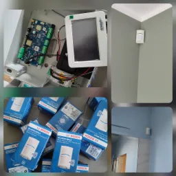 Kompozycja z elementami systemu alarmowego: płytka elektroniczna w obudowie, panel sterujący Ropam Elektronik, czujnik ruchu Bosch ISC-BPR2-WP12 na ścianie i pudełka tych czujników.