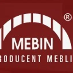 Logo firmy MEBIN, producenta mebli, na bordowym tle. Nad napisem półokrągły element graficzny z białych prostokątów. Znak ® w prawym górnym rogu.