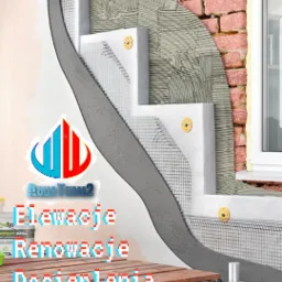 Przekrój warstw ocieplenia elewacji budynku z widoczną siatką, styropianem, tynkiem i fragmentem muru z cegły, z logo firmy AquaTerm2 w lewym dolnym rogu.