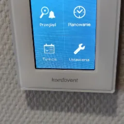 Panel sterowania rekuperacją Komfovent z wyświetlonym menu głównym: przegląd, planowanie, funkcje, ustawienia.