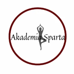 Logo firmy 'Akademia Sparta' z sylwetką osoby w pozycji jogi, umieszczone wewnątrz bordowego okręgu.