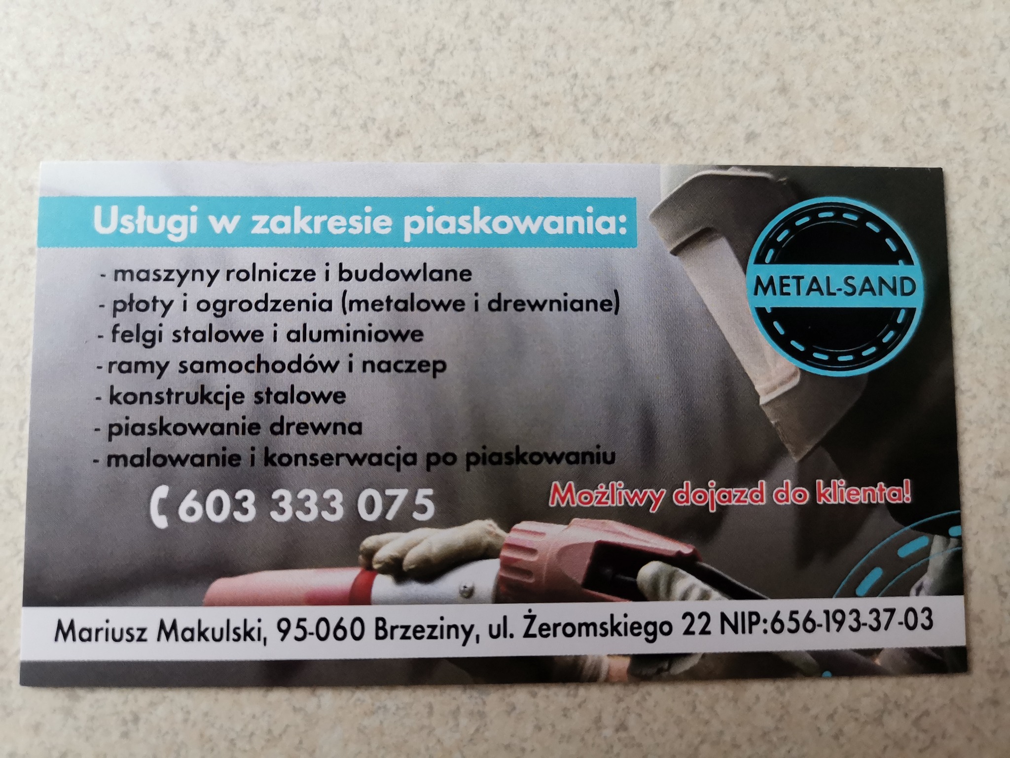Wizytówka firmy oferującej usługi przygotowania powierzchni, z listą usług obejmującą maszyny rolnicze, płoty, felgi, ramy, konstrukcje stalowe i drewno, oraz konserwację po obróbce.