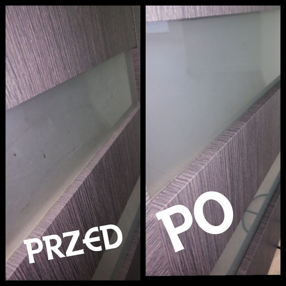 Porównanie 'przed' i 'po' czyszczeniu matowej szyby w meblu z drewnopodobną okleiną. Lewa strona szyby jest brudna, z widocznymi smugami i plamami, prawa strona jest czysta i przejrzysta.