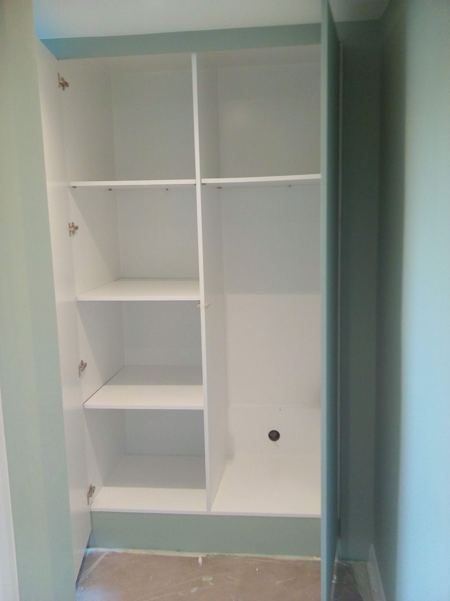 Ręcznie malowana szafa wykonana z płyty MDF