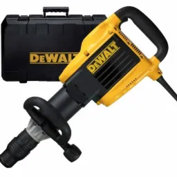 Młot wyburzeniowy DeWalt w kolorze żółto-czarnym, z uchwytem typu D i futerałem transportowym w tle.