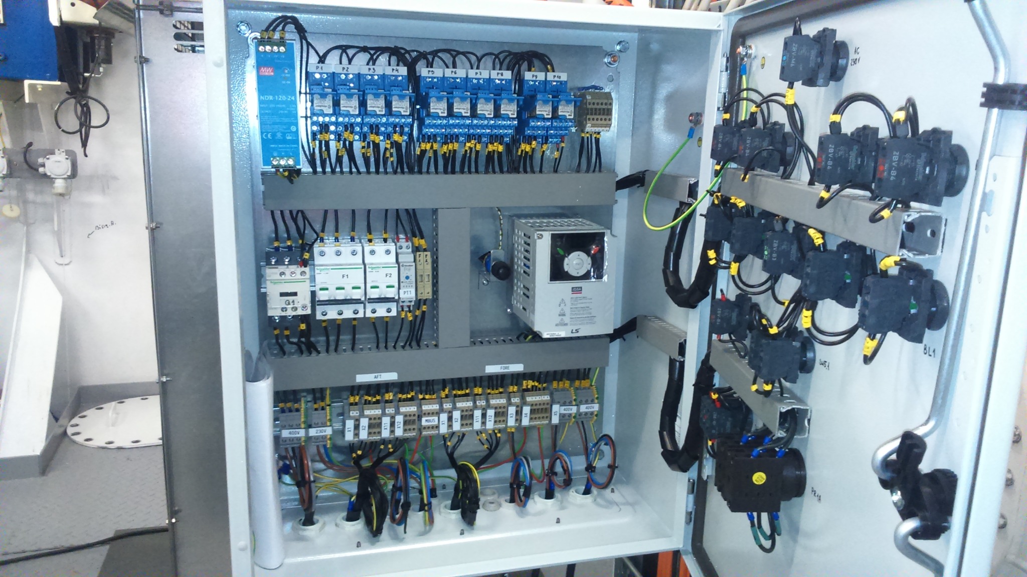 System automatycznego napełniania zbiorników paliwowych na jednostkach pływających.