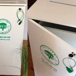 Eco-Box to nasze rozwiązanie na cykliczne niszczenie dokumentów biurowych. Jest to drewniana, zamykana szafka, spełniająca wymogi RODO. Opróżniamy ją cyklicznie według potrzeb klienta a Państwa dane wrażliwe są chronione.