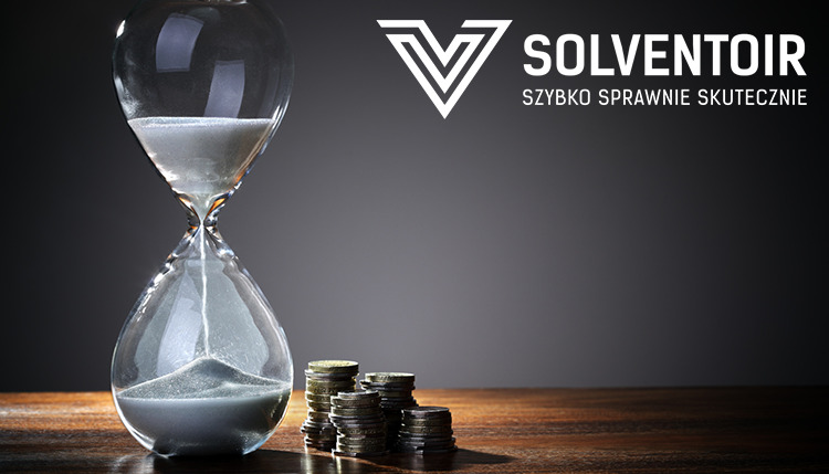 Klepsydra z przesypującym się piaskiem, obok stosy monet na drewnianym blacie, w tle logo firmy Solventoir z hasłem Szybko Sprawnie Skutecznie.
