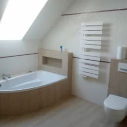 Wykończona łazienka na poddaszu z wanną narożną obudowaną płytkami imitującymi drewno, wiszącą toaletą i grzejnikiem drabinkowym, oświetlona światłem dziennym przez okno dachowe.