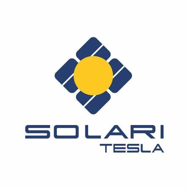 Logo firmy Solari Tesla z motywem solarnym: żółty okrąg w centrum niebieskiego kwadratu złożonego z czterech zaokrąglonych rombów na białym tle.