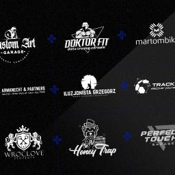 Krasovski.pl - Kompilacja dziewięciu różnych logo firm w kolorze białym na czarnym tle, oddzielonych niebieskimi znakami plus. Logo przedstawiają różnorodne motywy, od spersonalizowanych warsztatów samochodowych...