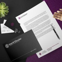 Krasovski.pl - Zestaw materiałów firmowych psychologa i psychoterapeuty, obejmujący wizytówki, papier firmowy z tekstem lorem ipsum, czarną teczkę, długopis i sukulent na ciemnofioletowym tle.