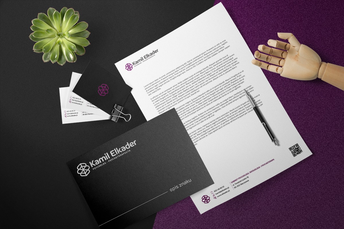 Zestaw materiałów firmowych psychologa i psychoterapeuty, obejmujący wizytówki, papier firmowy z tekstem lorem ipsum, czarną teczkę, długopis i sukulent na ciemnofioletowym tle.