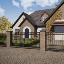 Metalowa brama wjazdowa i ogrodzenie z dekoracyjnymi elementami na tle domu z garażem i brukowanym podjazdem.