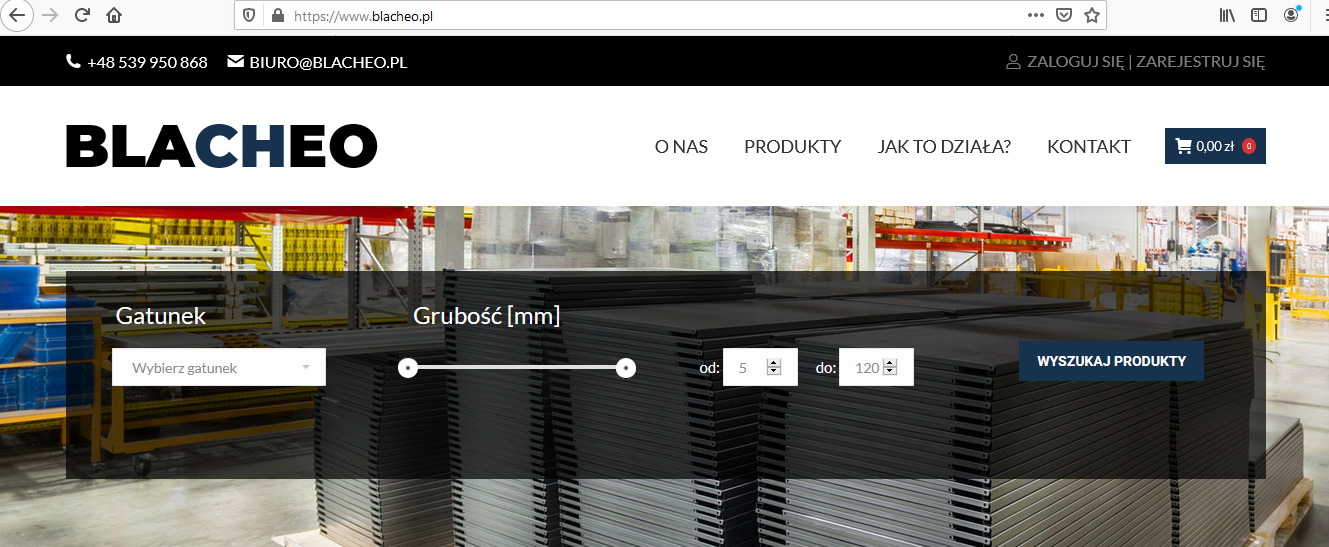 Strona internetowa firmy Blacheo prezentująca filtry do wyszukiwania blach o różnej grubości, z widocznymi stosami blach w tle magazynu.