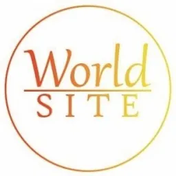 Okolicznościowe logo firmy World Site w okręgu, z gradientem kolorów od czerwieni do żółci. Napis 'World' umieszczony nad poziomą linią, a pod nią napis 'SITE'.
