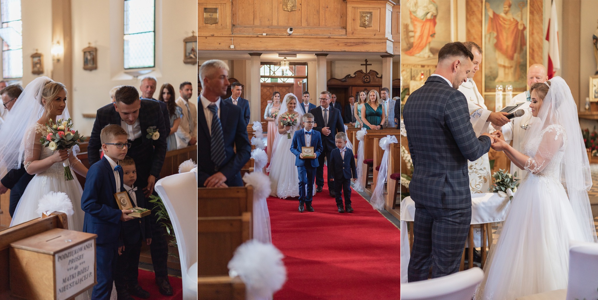 Uroczystość ślubna w kościele: panna młoda w białej sukni i welonie, pan młody w garniturze, chłopcy niosący poduszki z obrączkami, czerwony dywan i drewniane ławki.