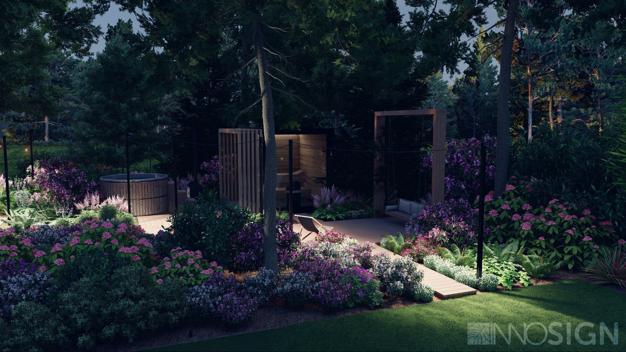 Oświetlony ogród z drewnianą balią, sauną i huśtawką, otoczony kwitnącymi krzewami i wysokimi drzewami, oświetlony punktowymi lampami.