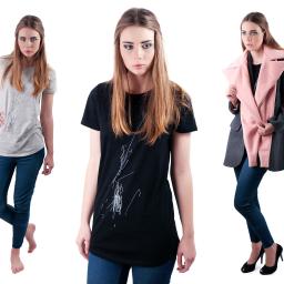 PIXGOBLIN Paweł Pożoga - Kolaż trzech ujęć tej samej modelki prezentującej różne stylizacje: szara koszulka z abstrakcyjnym nadrukiem, czarna koszulka z białymi liniami oraz szary płaszcz z różowym szalem, na białym tle.