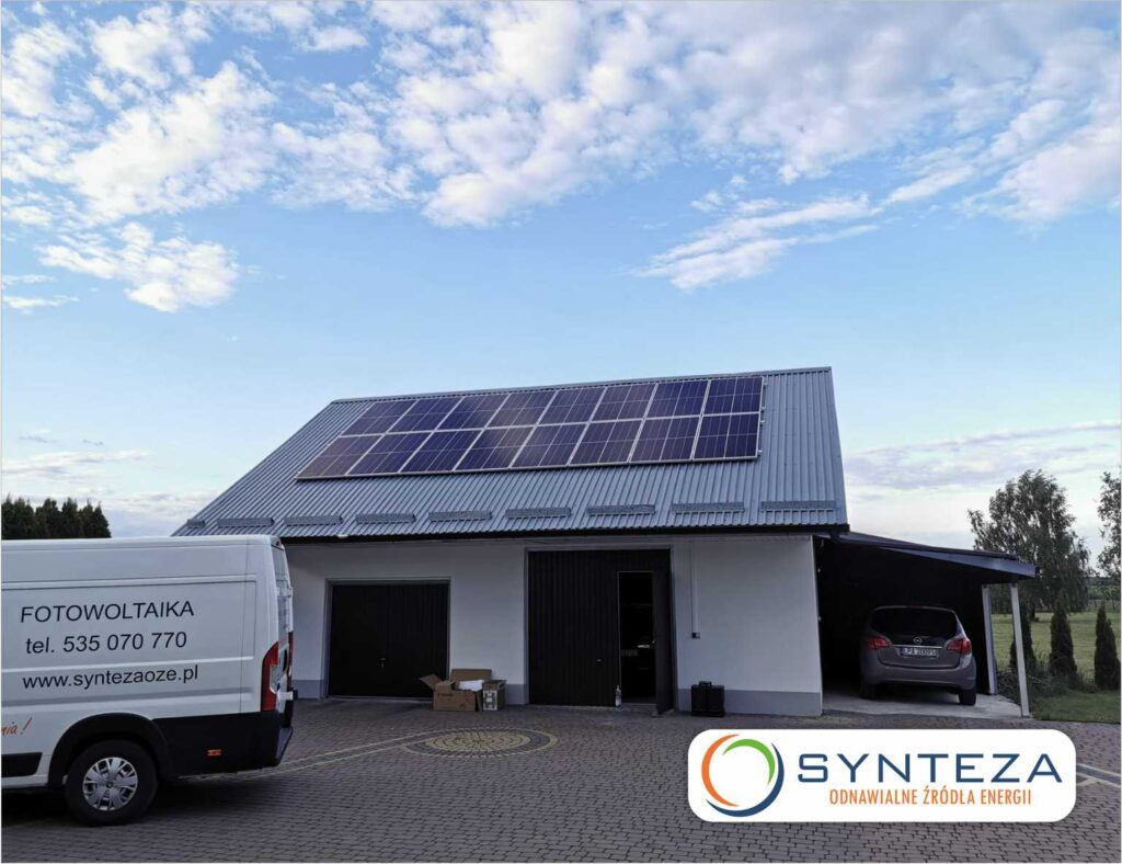 Dom z panelami słonecznymi na dachu, obok zaparkowany samochód i van z logo firmy instalującej.
