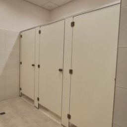 Zabudowa międzyścienna z płyt HPL, montowana w świetle ścian, z indywidualnym dopasowaniem do wymiarów pomieszczenia.