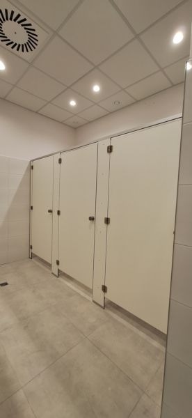 Zabudowa międzyścienna z płyt HPL, montowana w świetle ścian, z indywidualnym dopasowaniem do wymiarów pomieszczenia.