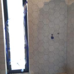 Łazienka, ogrzewanie podłogowe, hydroizolacja, płytki hexagonalne, instalacja podtynkowa pod prysznic