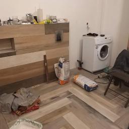 Zabudowa stelaża WC, połączona z zabudową instalacji hydraulicznej, półka LED, hydroizolacja pod wannę. 