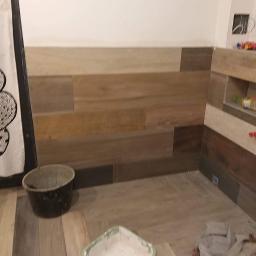 Zabudowa instalacji hydraulicznej, miejsce na wannę, hydroizolacja, płytki, półka LED