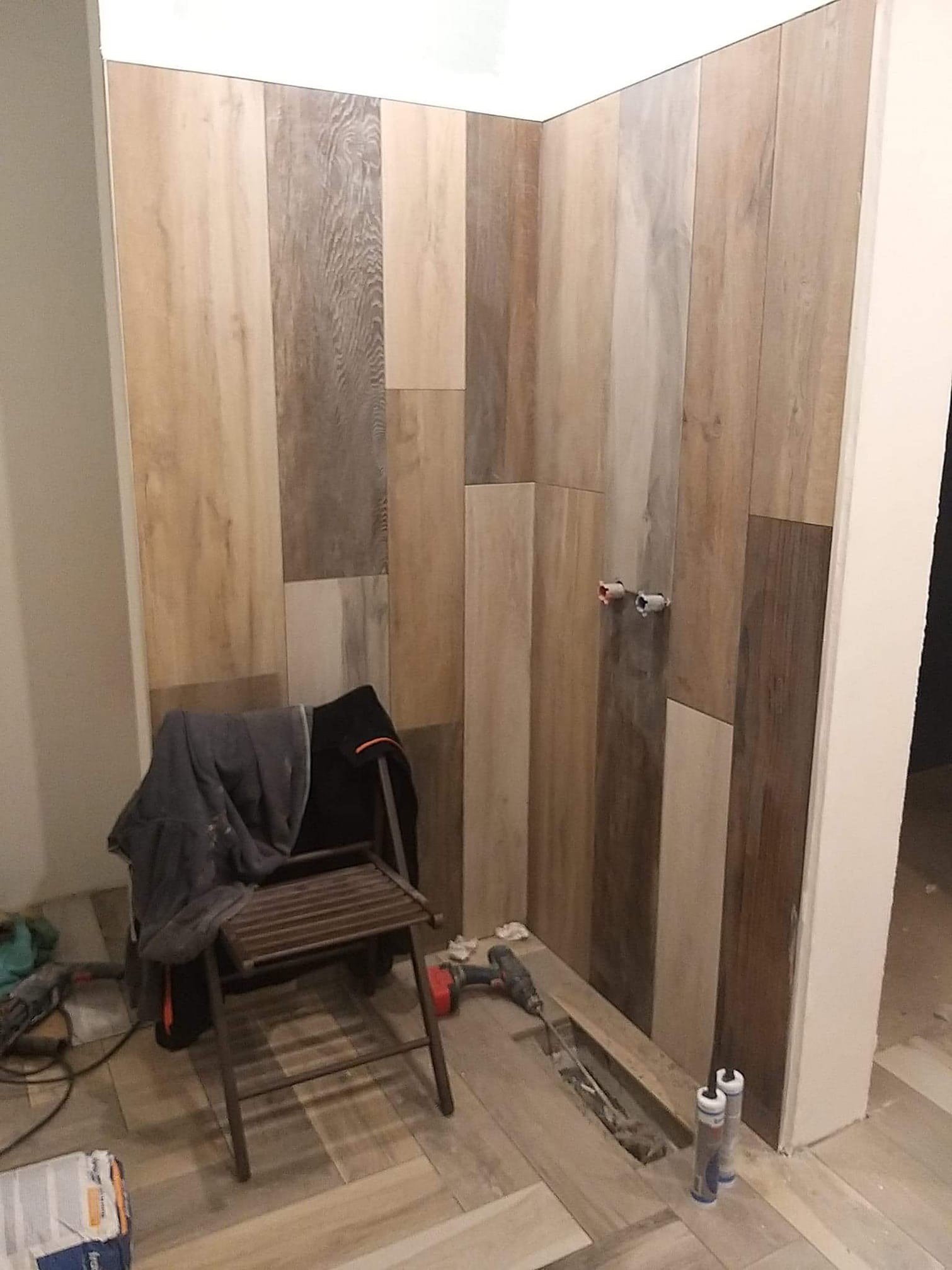 Izolacja ścian i podłogi pod prysznicem, płytki, gładzenie oraz malowanie ścian