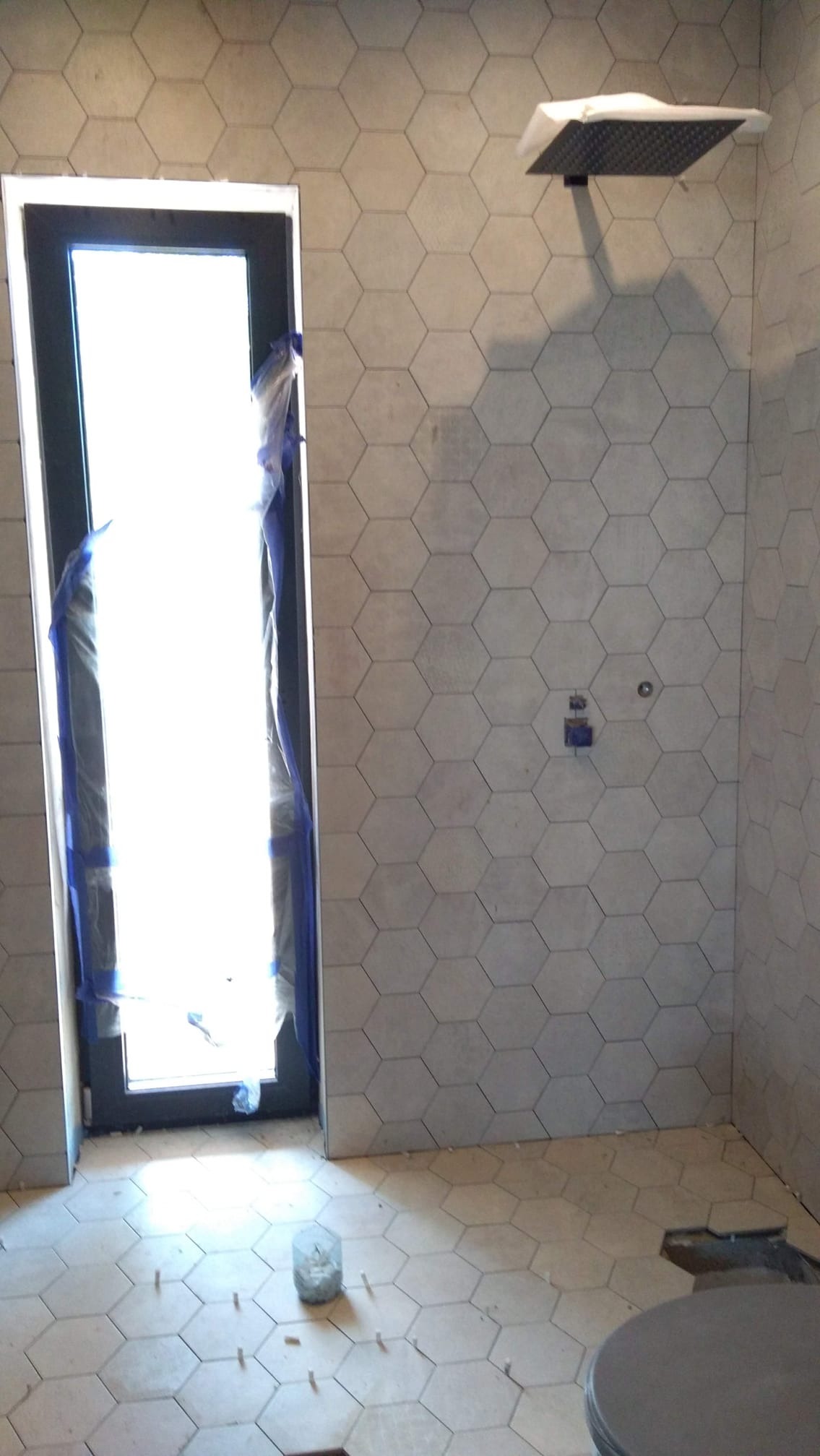 Łazienka, ogrzewanie podłogowe, hydroizolacja, płytki hexagonalne, instalacja podtynkowa pod prysznic