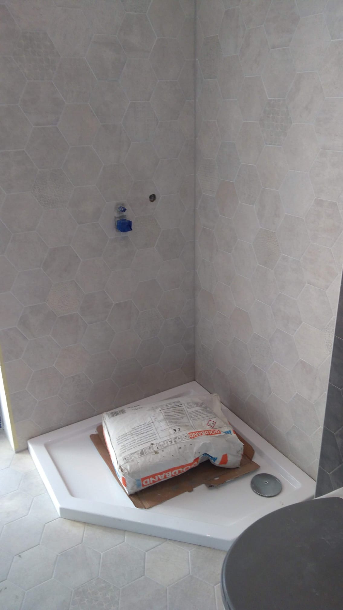 Łazienka, ogrzewanie podłogowe, hydroizolacja, płytki hexagonalne, instalacja podtynkowa pod prysznic, montaż brodzika