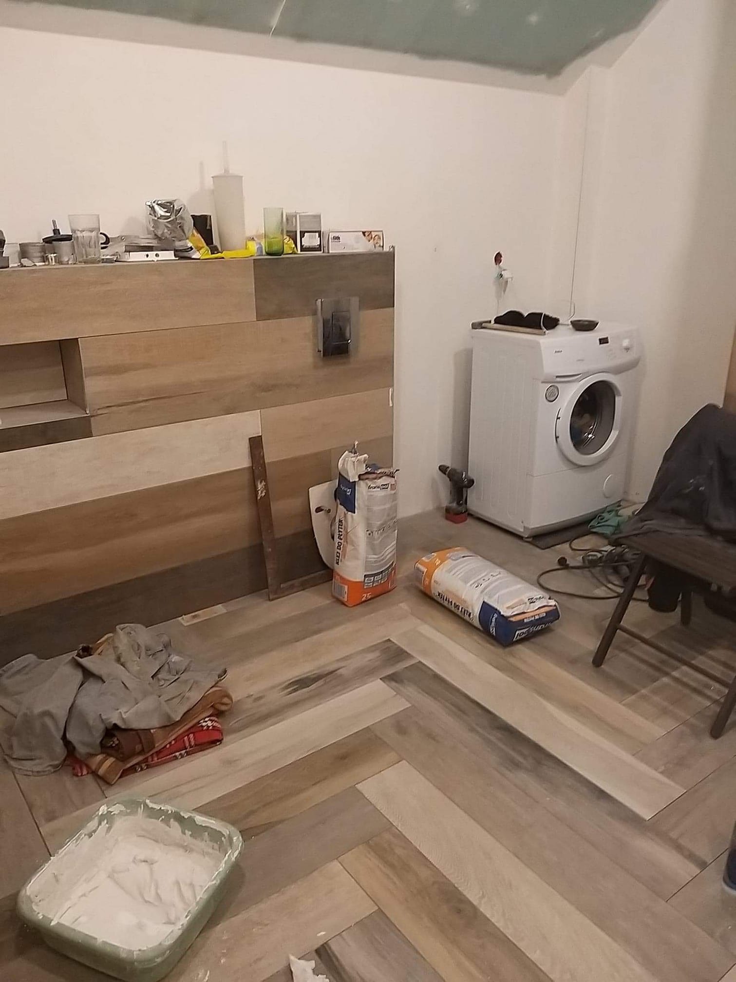 Zabudowa stelaża WC, połączona z zabudową instalacji hydraulicznej, półka LED, hydroizolacja pod wannę.