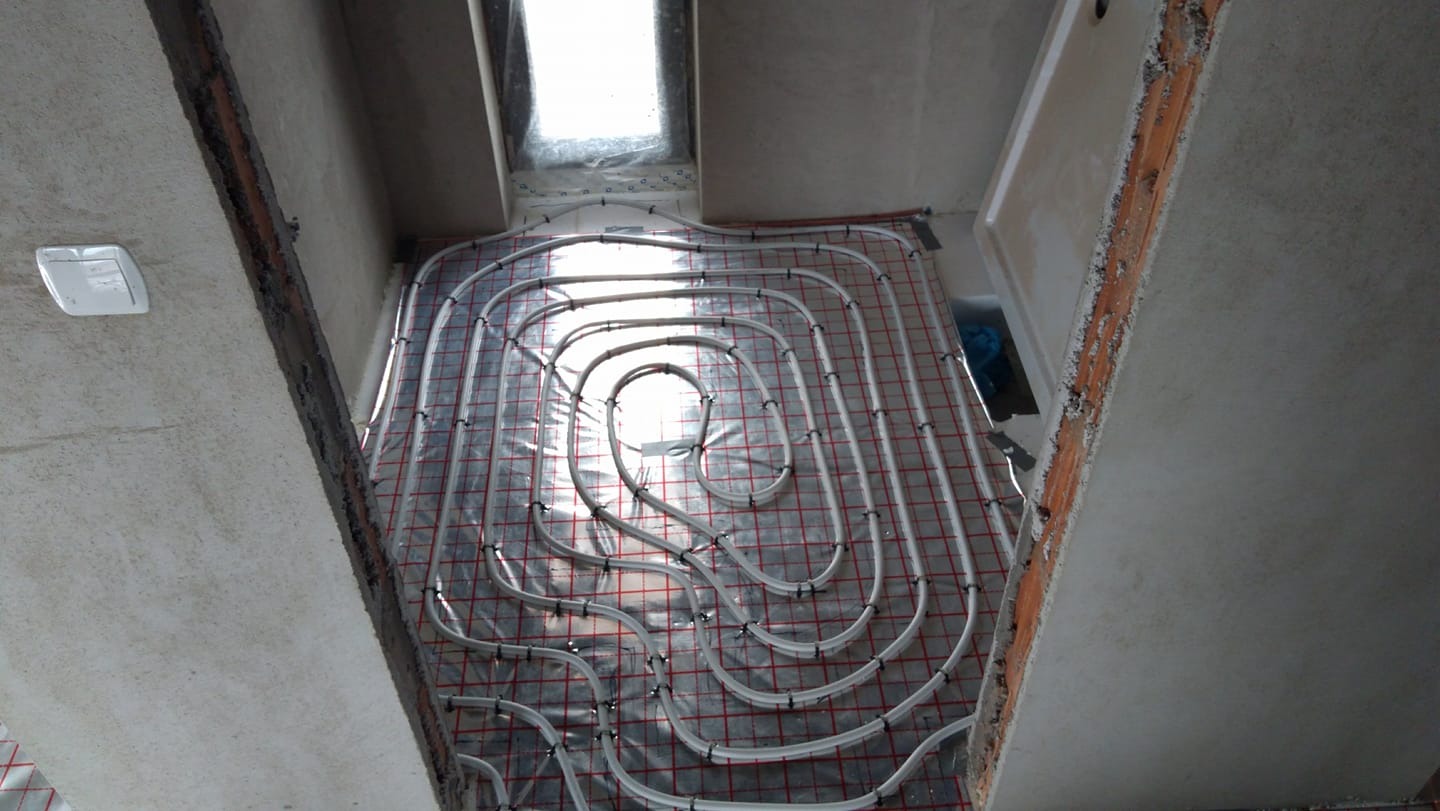 Łazienka, ogrzewanie podłogowe, hydroizolacja, płytki hexagonalne, ogrzeweanie podłogowe