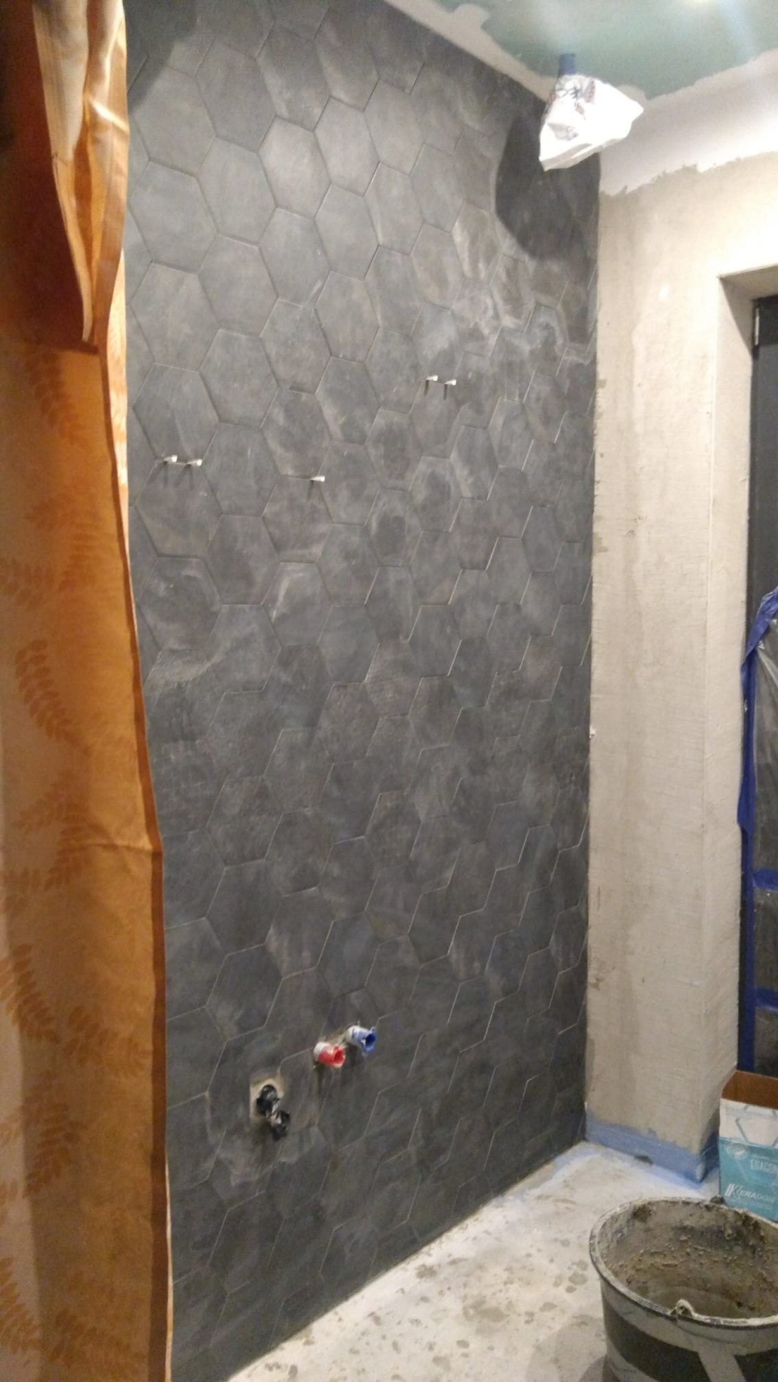 Łazienka, ogrzewanie podłogowe, hydroizolacja, płytki hexagonalne