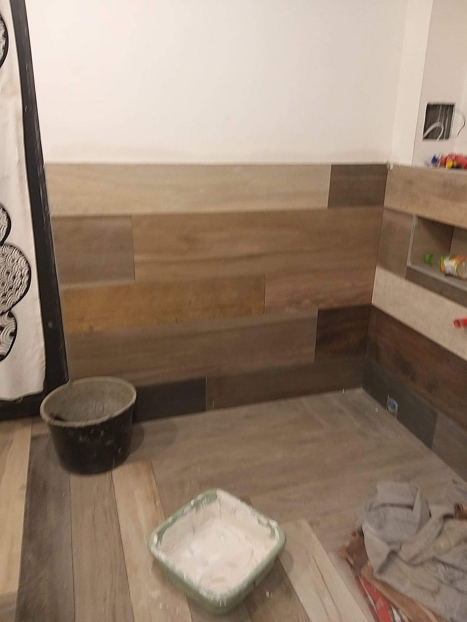 Zabudowa instalacji hydraulicznej, miejsce na wannę, hydroizolacja, płytki, półka LED