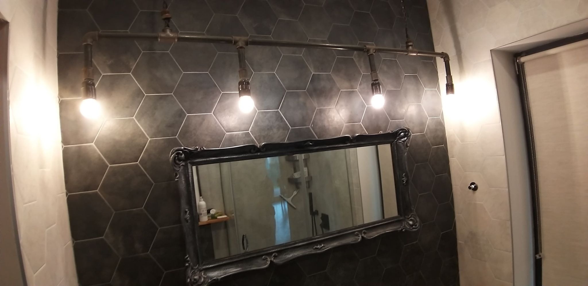 Łazienka, ogrzewanie podłogowe, hydroizolacja, płytki hexagonalne, lampa industrialna, montaż lustra