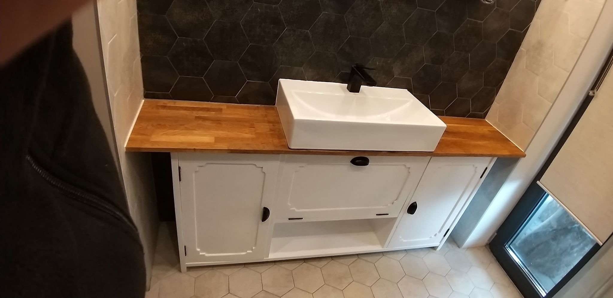 Łazienka, ogrzewanie podłogowe, hydroizolacja, płytki hexagonalne, montaż umywalki, renowacja starej szafki PRL,