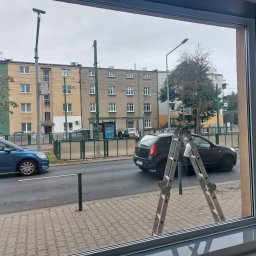 Mycie okien witryn sklepowych