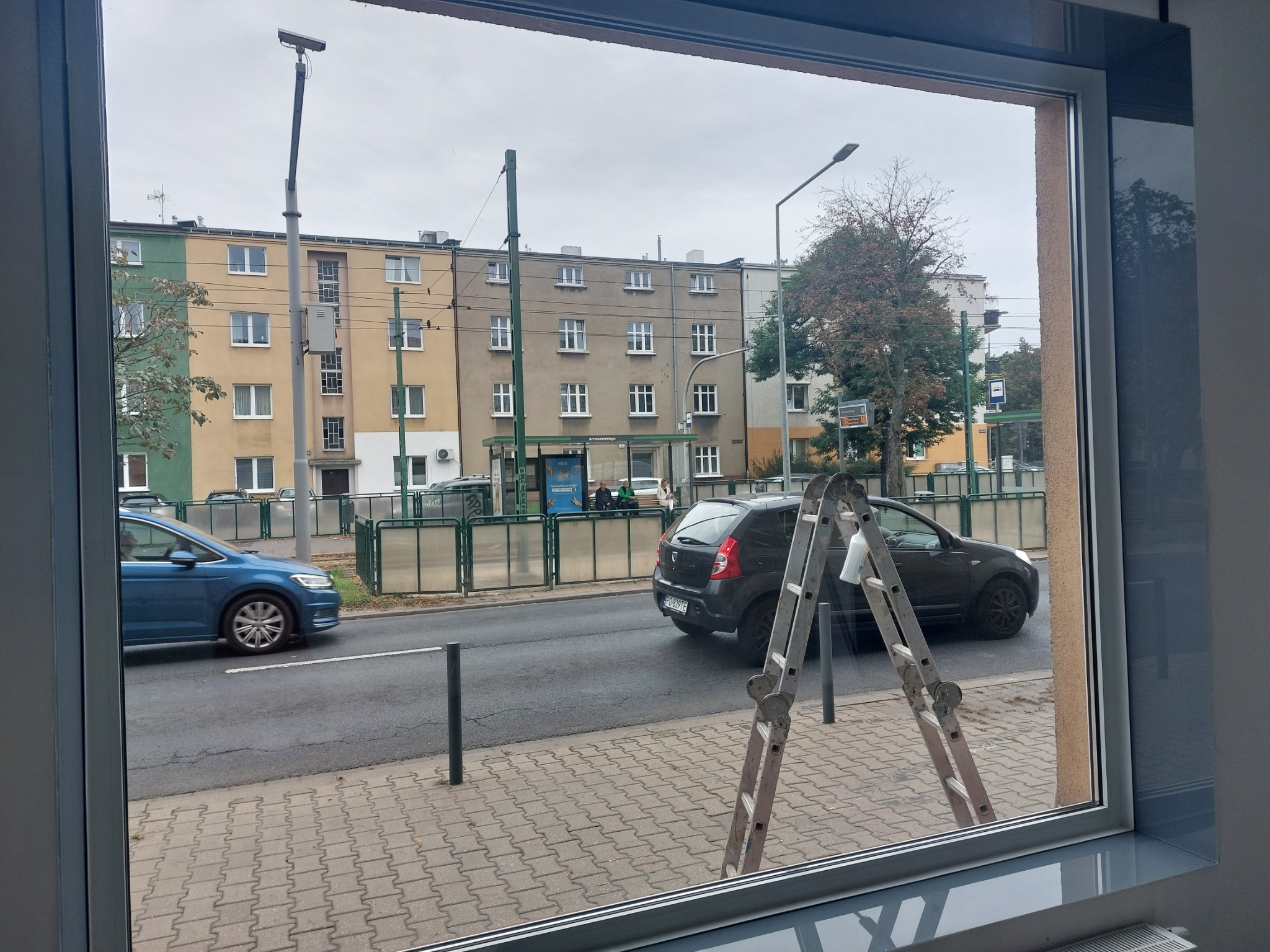 Mycie okien witryn sklepowych