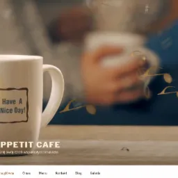 Zdjęcie strony internetowej kawiarni Appetit Cafe, prezentujące kubek z logo na tle rozmytych nut muzycznych i osoby pijącej kawę, z widocznym menu strony na dole.