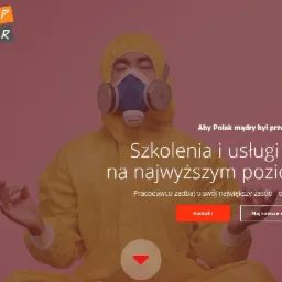 Strona internetowa firmy BHP-DOR z osobą w kombinezonie ochronnym i masce, w pozycji medytacyjnej, na tle różowego tła, z tekstem o szkoleniach BHP.